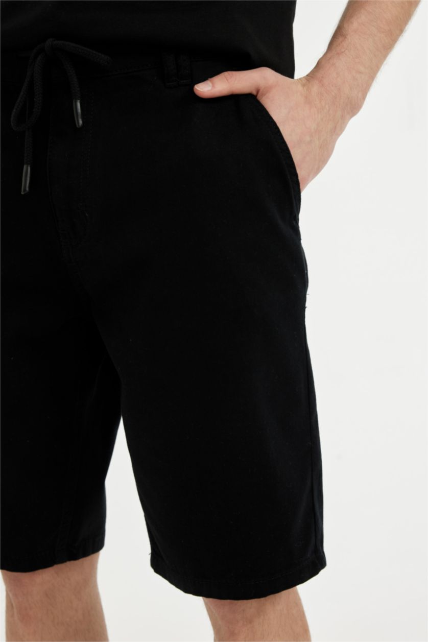 رجال أسود شورت برمودا قصة عادية ورجل عادي