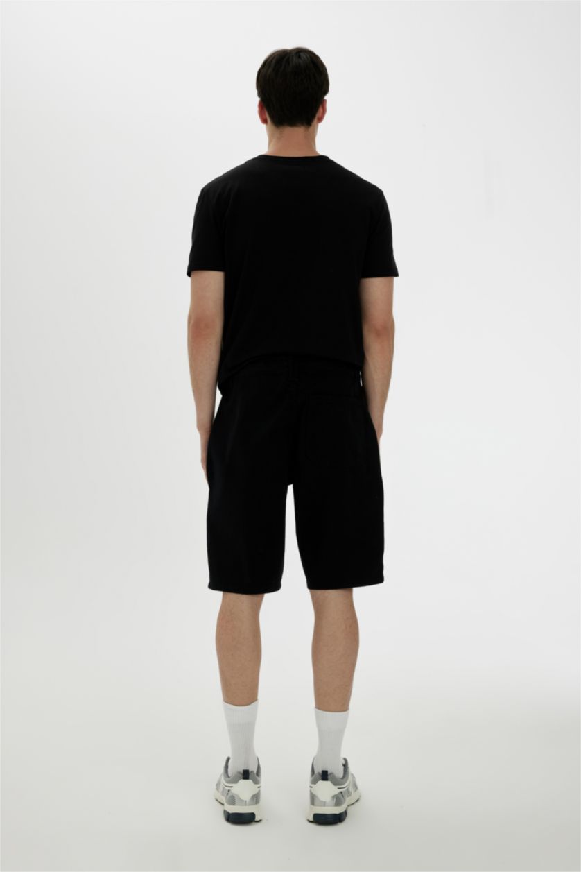 رجال أسود شورت برمودا قصة عادية ورجل عادي