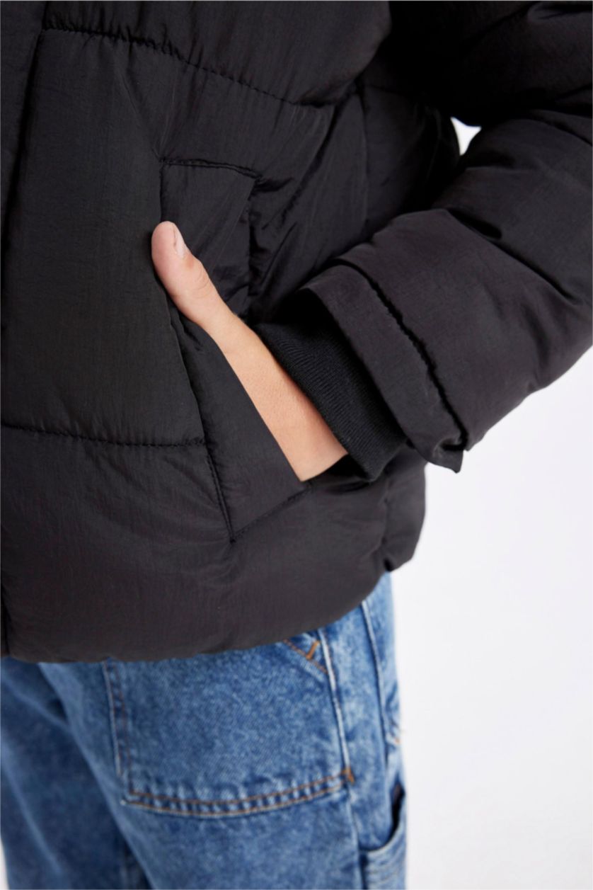 Erkek Çocuk - Genç Erkek Siyah Su Geçirmez Çıkarılabilir Kapüşonlu Fermuarlı Çıtçıtlı Cepli Şişme Mont Erkek Çocuk