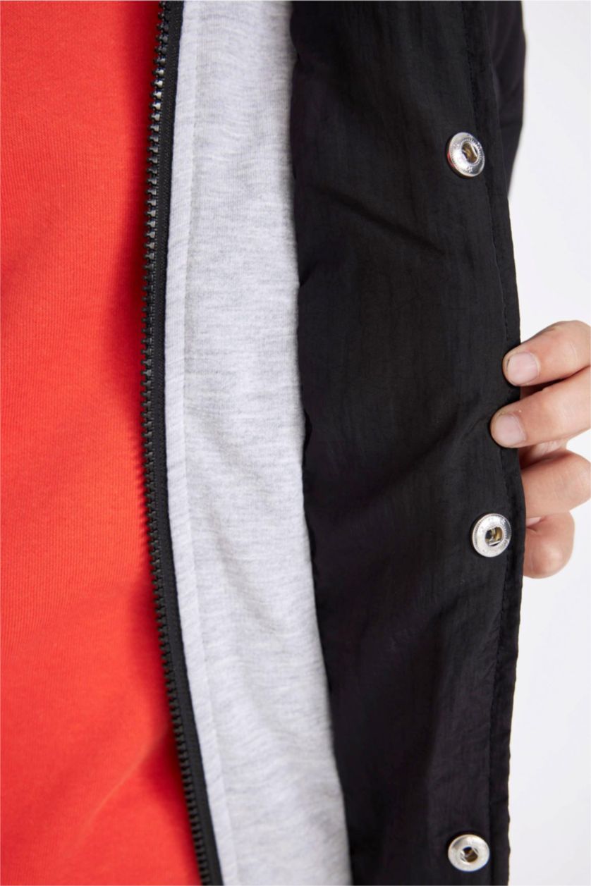 Erkek Çocuk - Genç Erkek Siyah Su Geçirmez Çıkarılabilir Kapüşonlu Fermuarlı Çıtçıtlı Cepli Şişme Mont Erkek Çocuk