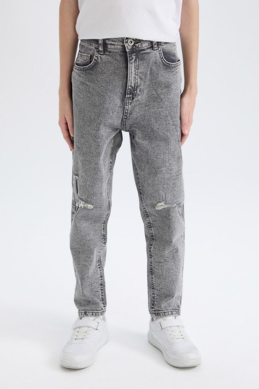 أولادي رمادي بنطلون جينز اولادي بالون فيت بتفاصيل ممزقة ورجل عادي