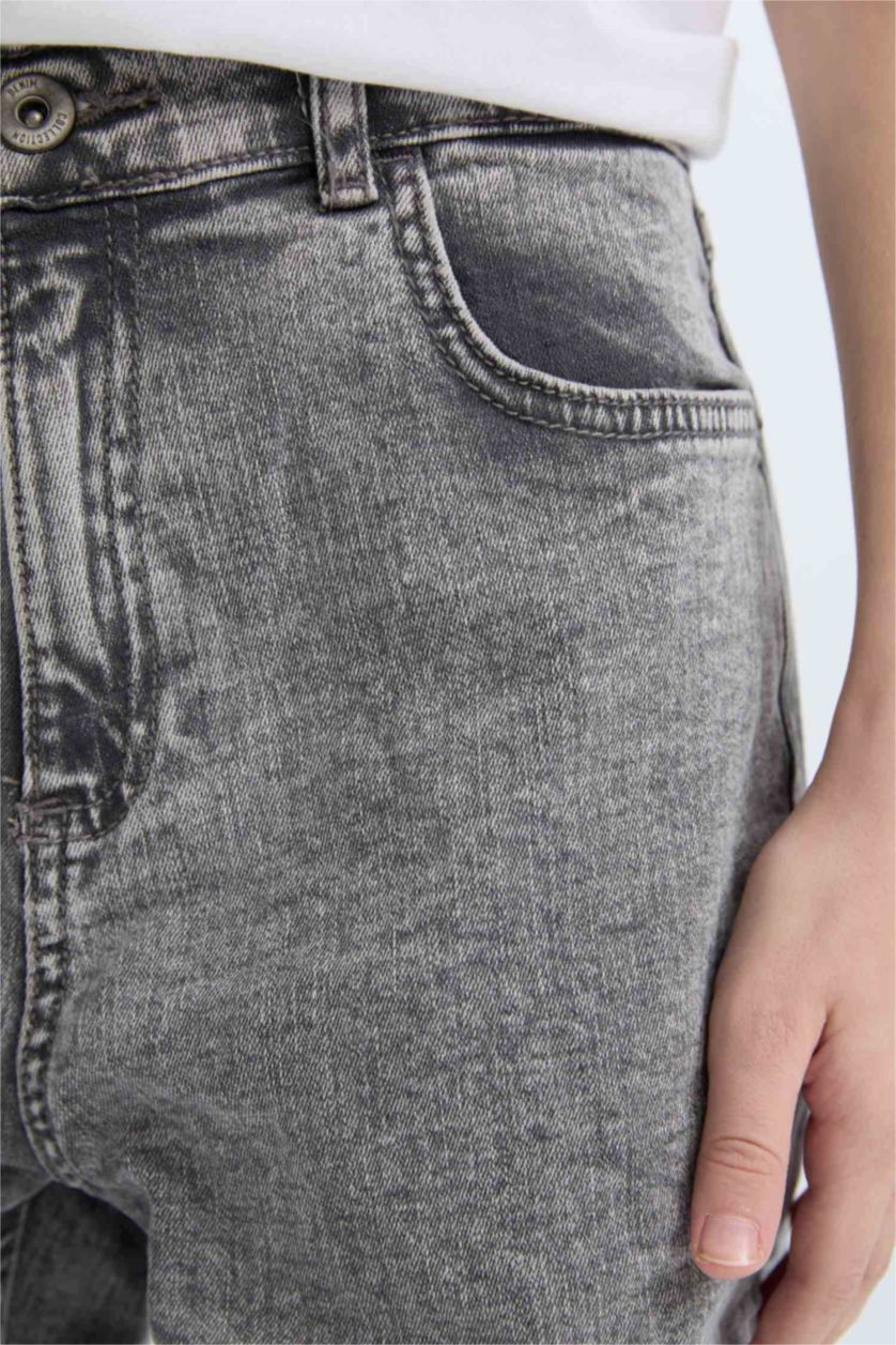 أولادي رمادي بنطلون جينز اولادي بالون فيت بتفاصيل ممزقة ورجل عادي