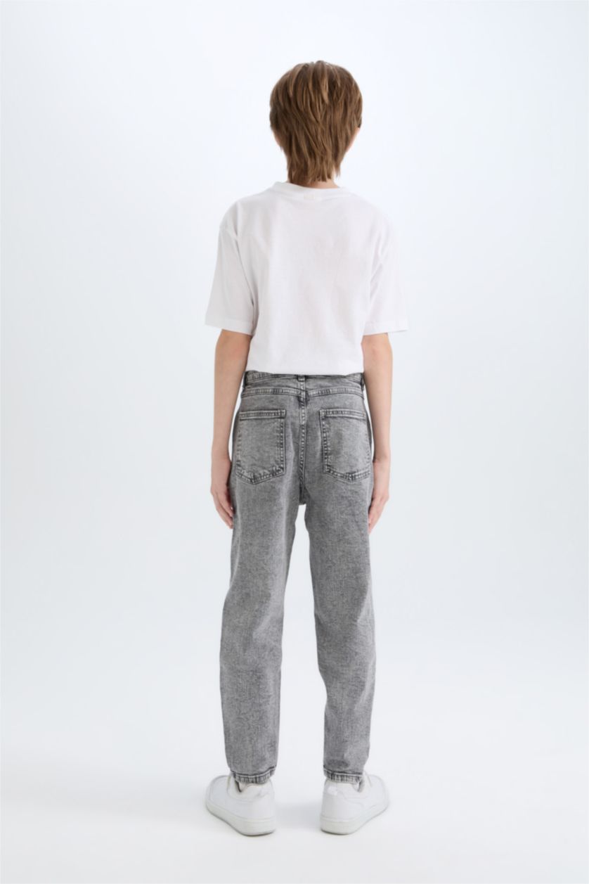 أولادي رمادي بنطلون جينز اولادي بالون فيت بتفاصيل ممزقة ورجل عادي