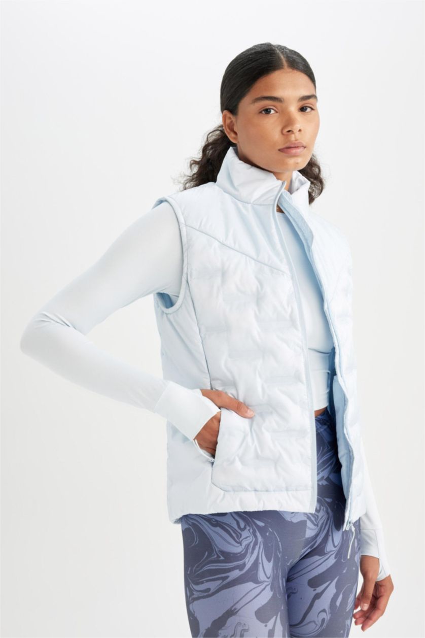 Kadın Açık Mavi Su İtici Kapitone Astarlı Fermuarlı Cepli Sporcu Yelek