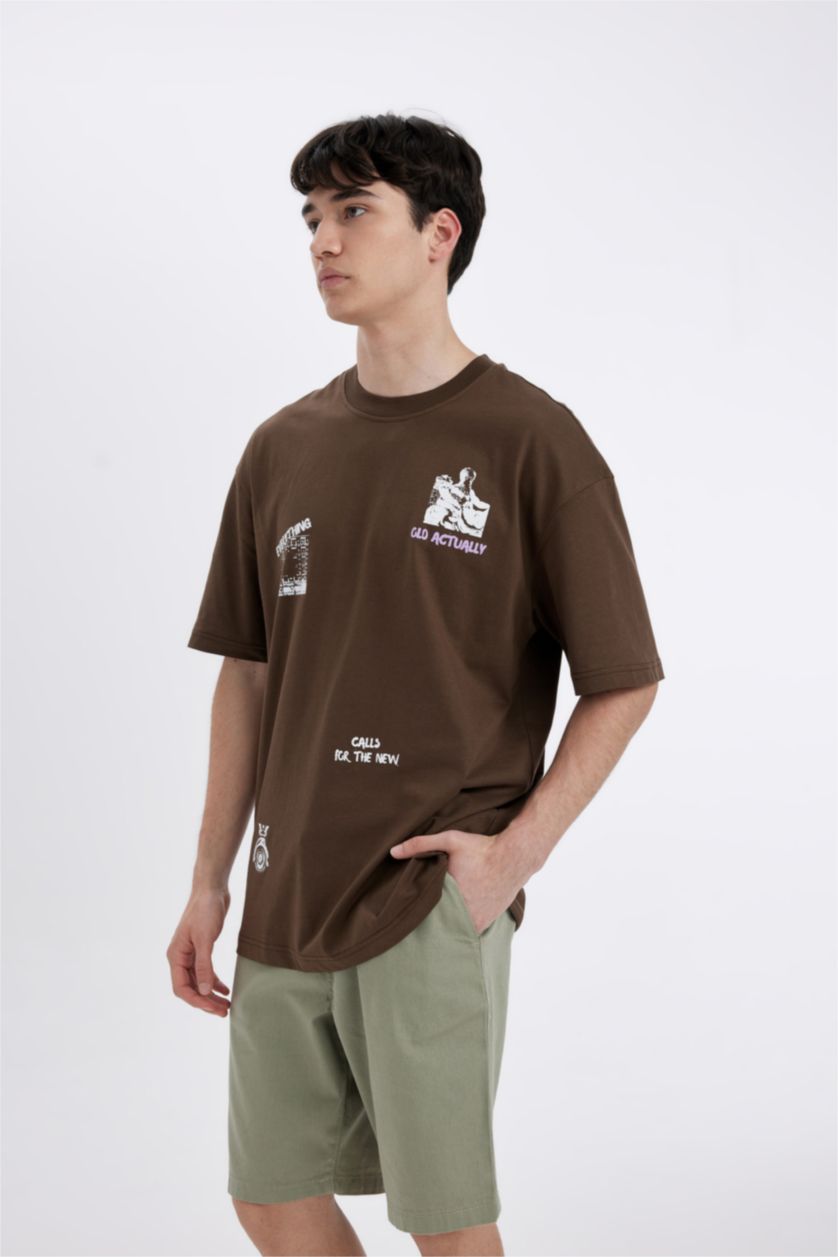 Erkek Kahve Comfort Regular Fit Rahat Kalıp Bisiklet Yaka Sırt Baskılı Kısa Kollu Tişört