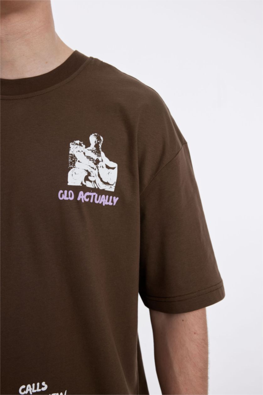 Erkek Kahve Comfort Regular Fit Rahat Kalıp Bisiklet Yaka Sırt Baskılı Kısa Kollu Tişört