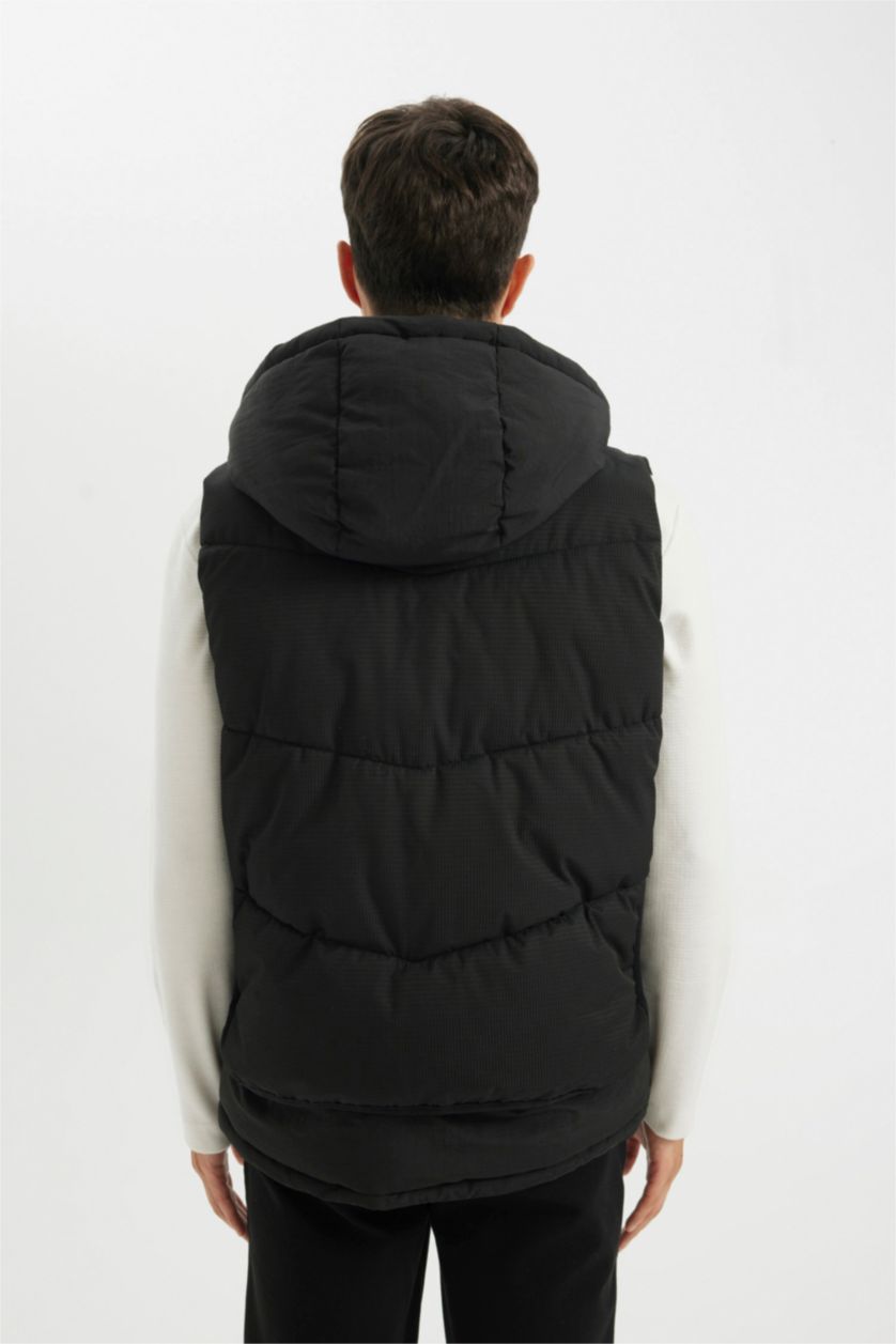 MAN Black Regular Fit Hooded Zippered Snap Closure Pocket Puffer Vest