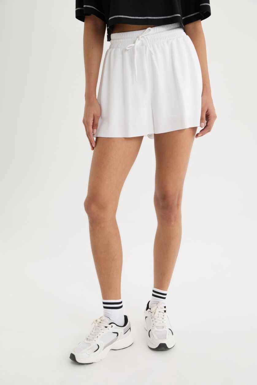 Kadın Beyaz Sporcu Kısa Paça Şort