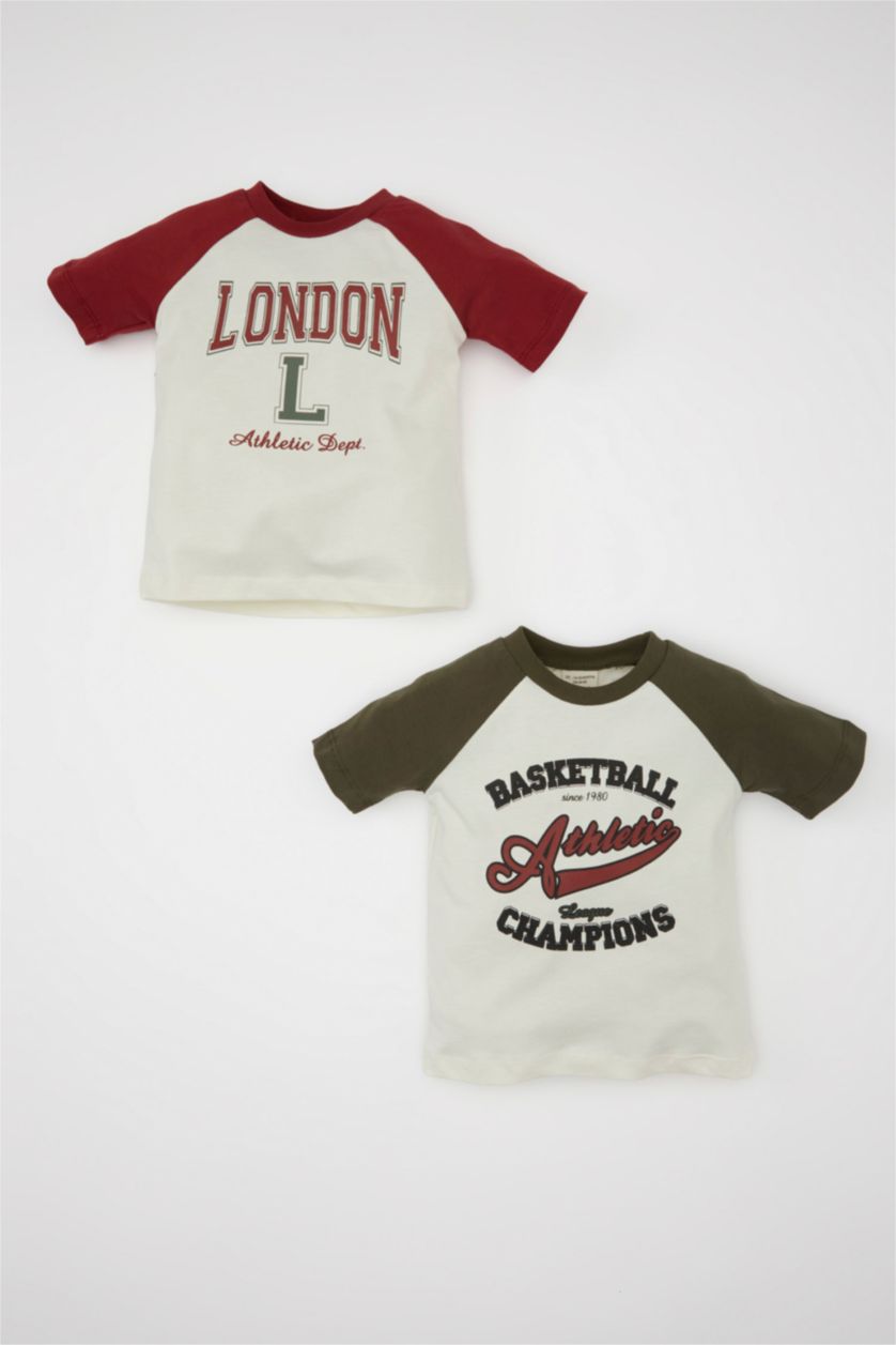 طفل صغير بيج فاتح تيشيرت بطبعة شعار قصة عادية من قطعتين