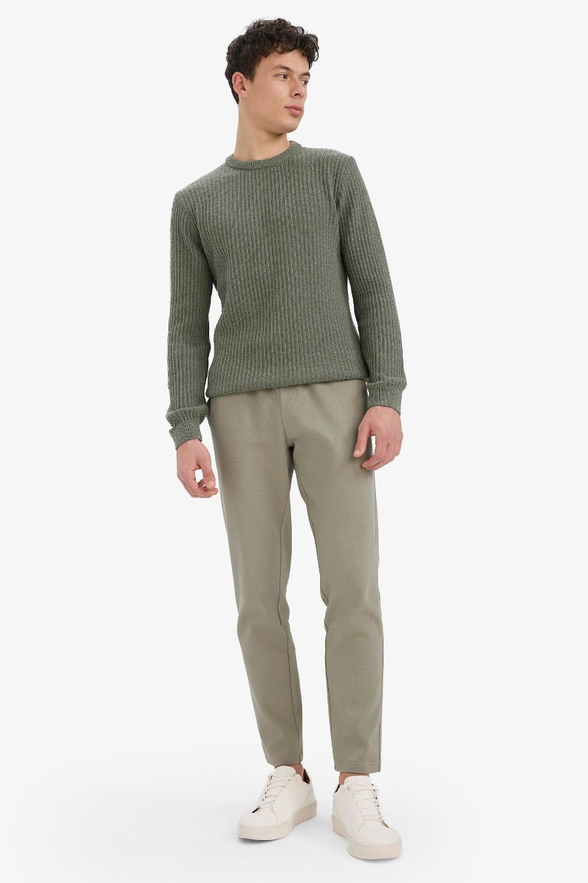 رجال كاكي بنطرون قصة عادية برجل ضيق