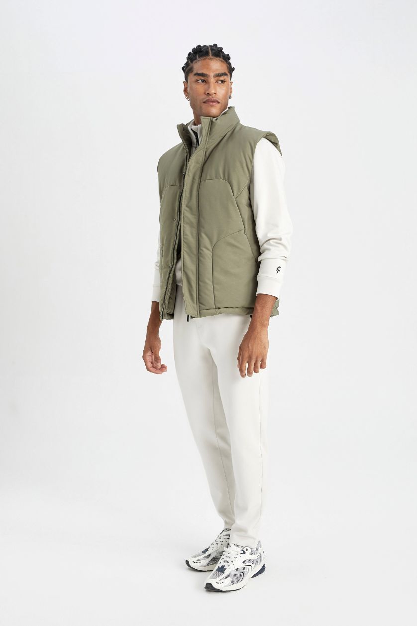 Erkek Açık Haki Su Geçirmez Şişme Yelek Rüzgar Geçirmez Normal Kesim Dik Yaka Fermuarlı Cepli