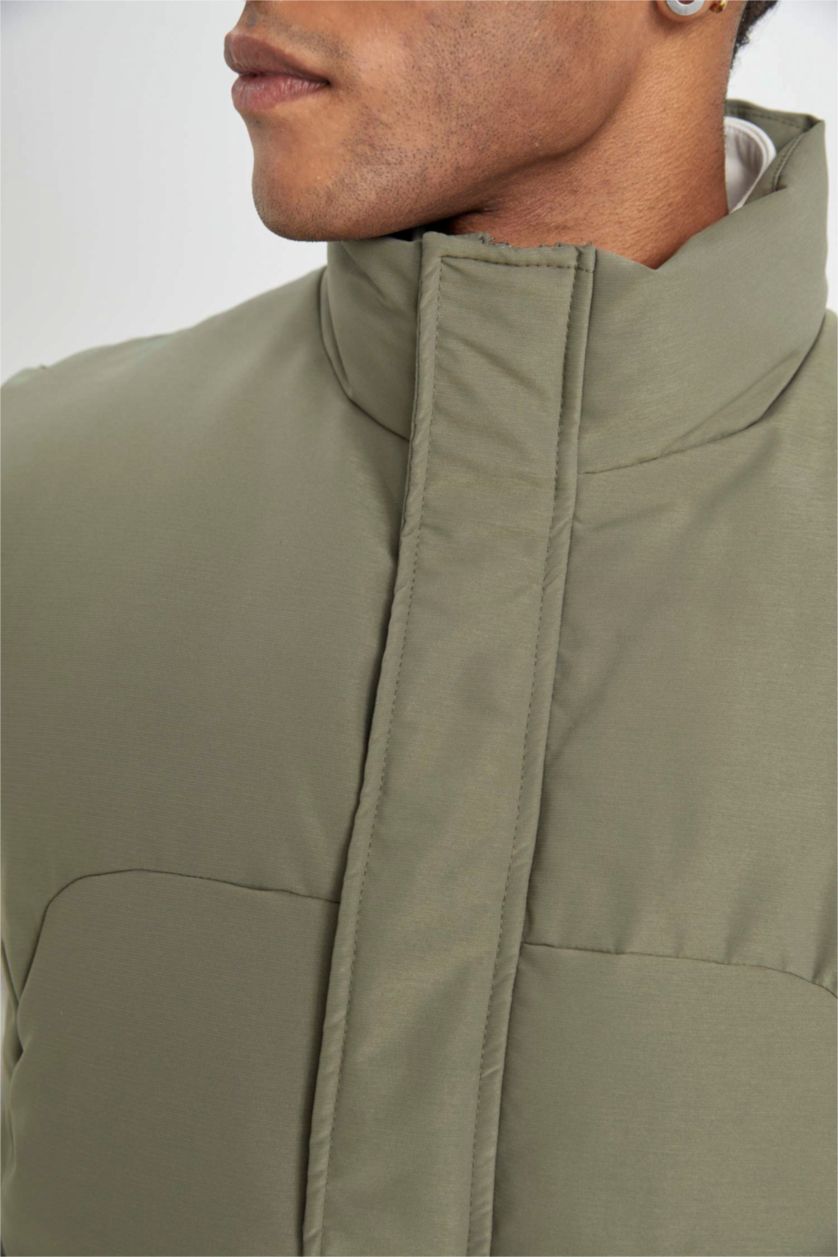 Erkek Açık Haki Su Geçirmez Şişme Yelek Rüzgar Geçirmez Normal Kesim Dik Yaka Fermuarlı Cepli