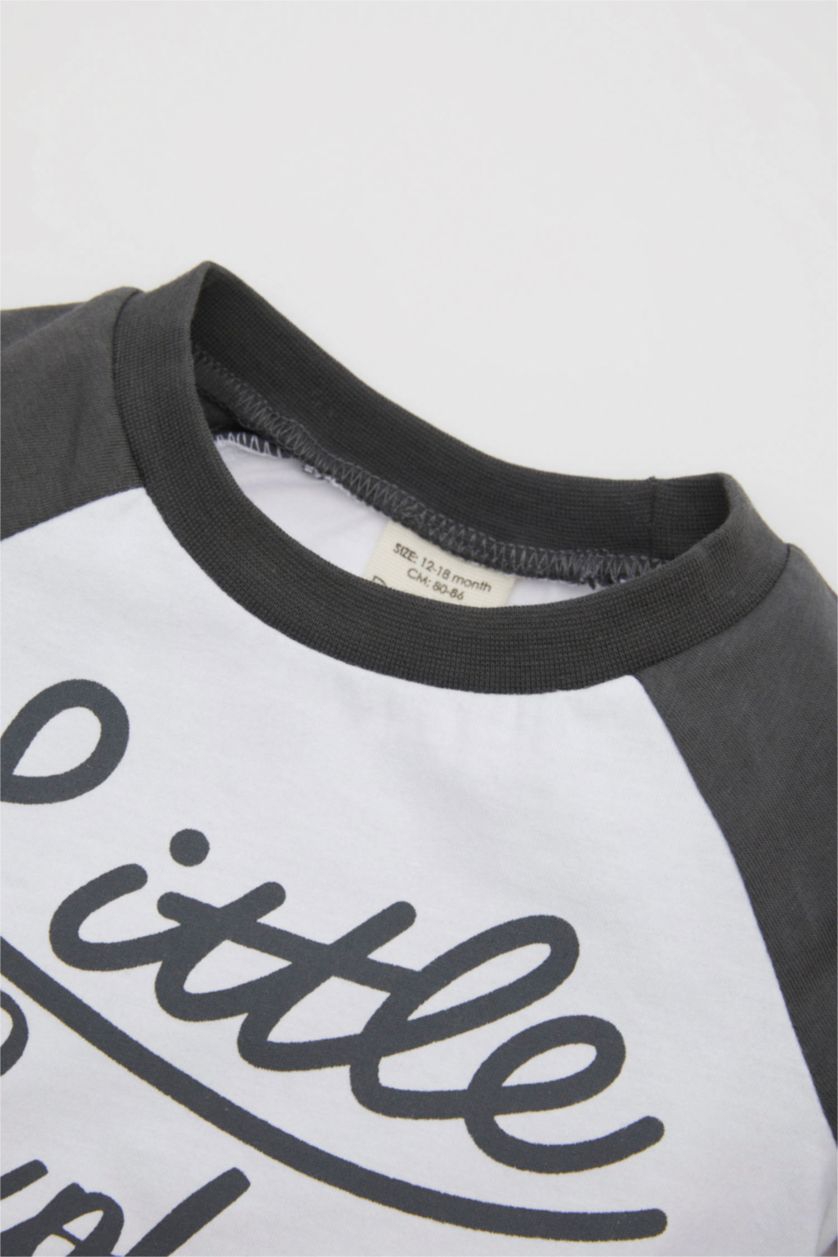 طفل صغير أبيض سيت ولادي بطبعة شعار - قطعتين