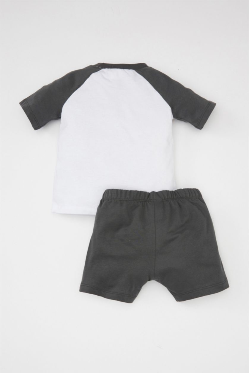 طفل صغير أبيض سيت ولادي بطبعة شعار - قطعتين