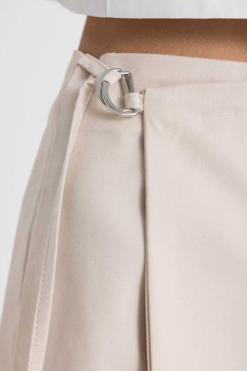 حريمي بيج فاتح جيب شورت كارجو بجيب وخصر عالي