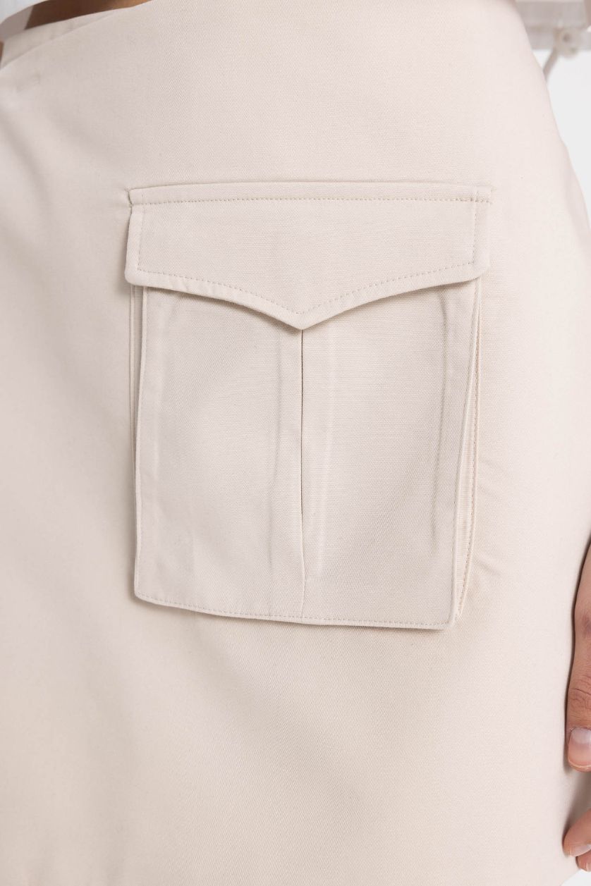 حريمي بيج فاتح جيب شورت كارجو بجيب وخصر عالي