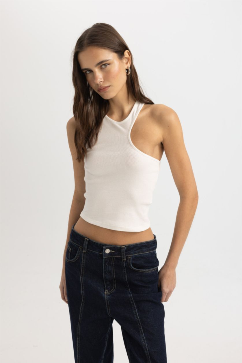 Woman White Slim Fit Camisole Crew Neck Tank Top