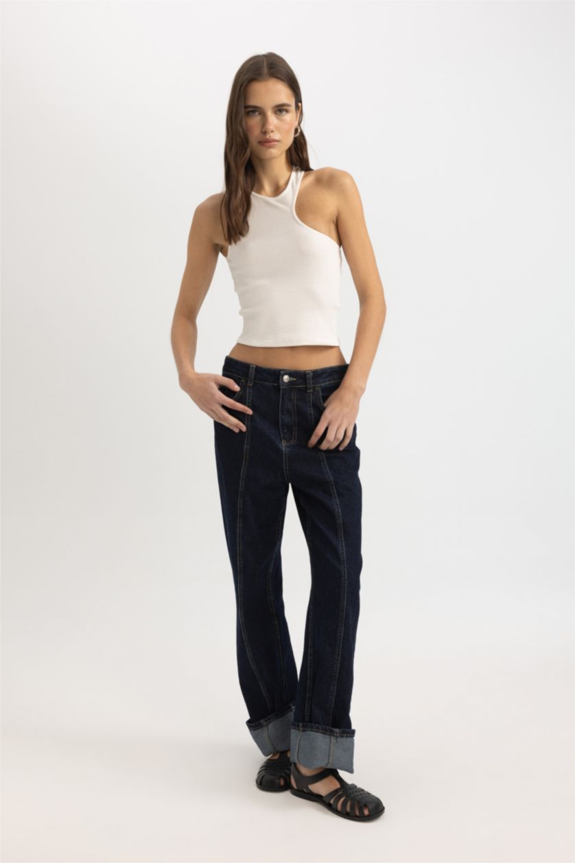 Woman White Slim Fit Camisole Crew Neck Tank Top