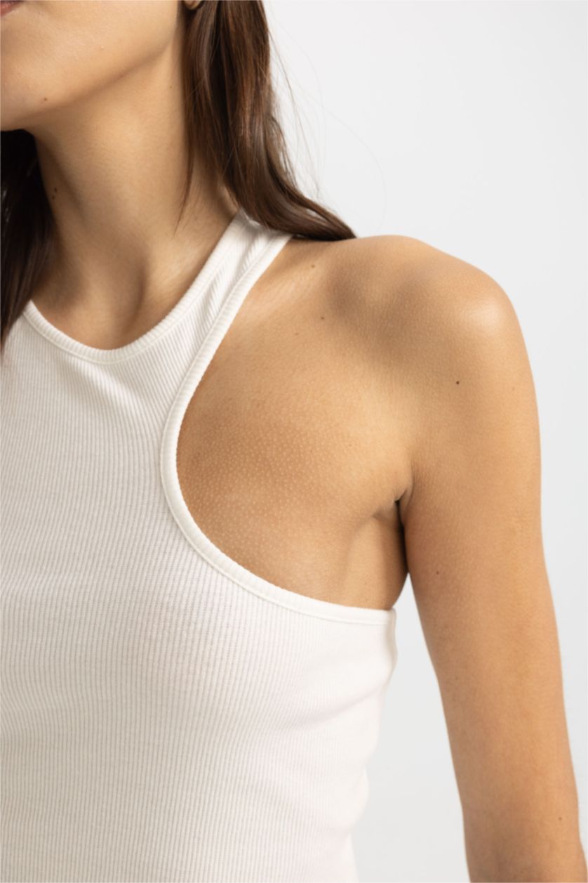 Woman White Slim Fit Camisole Crew Neck Tank Top