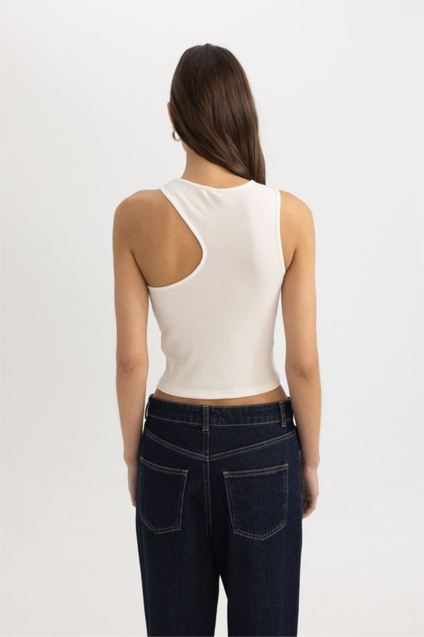 Woman White Slim Fit Camisole Crew Neck Tank Top