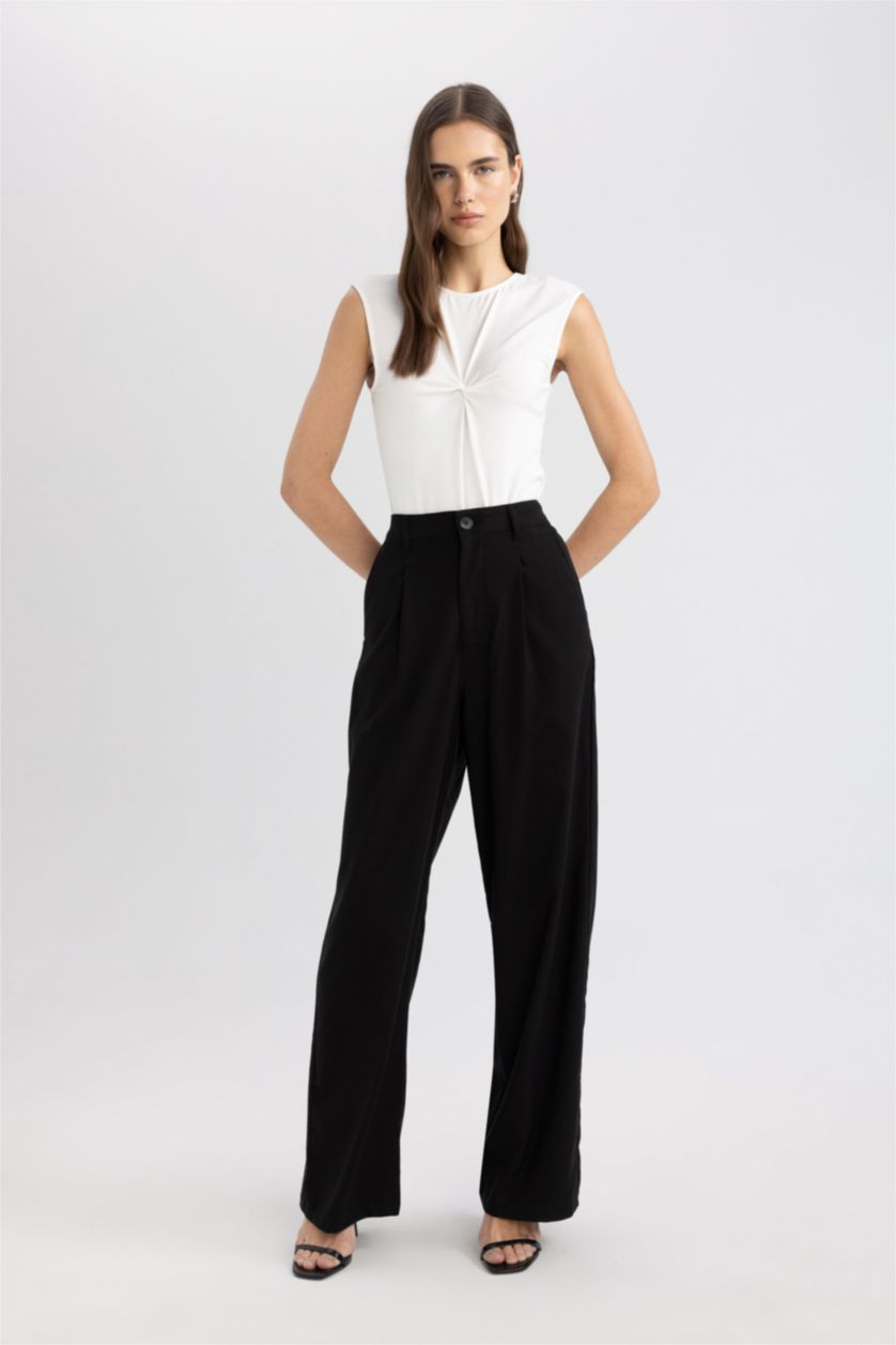 Kadın Ekru Slim Fit Dar Kesim Bisiklet Yaka Vücuda Oturan Kolsuz Çıtçıtlı Body