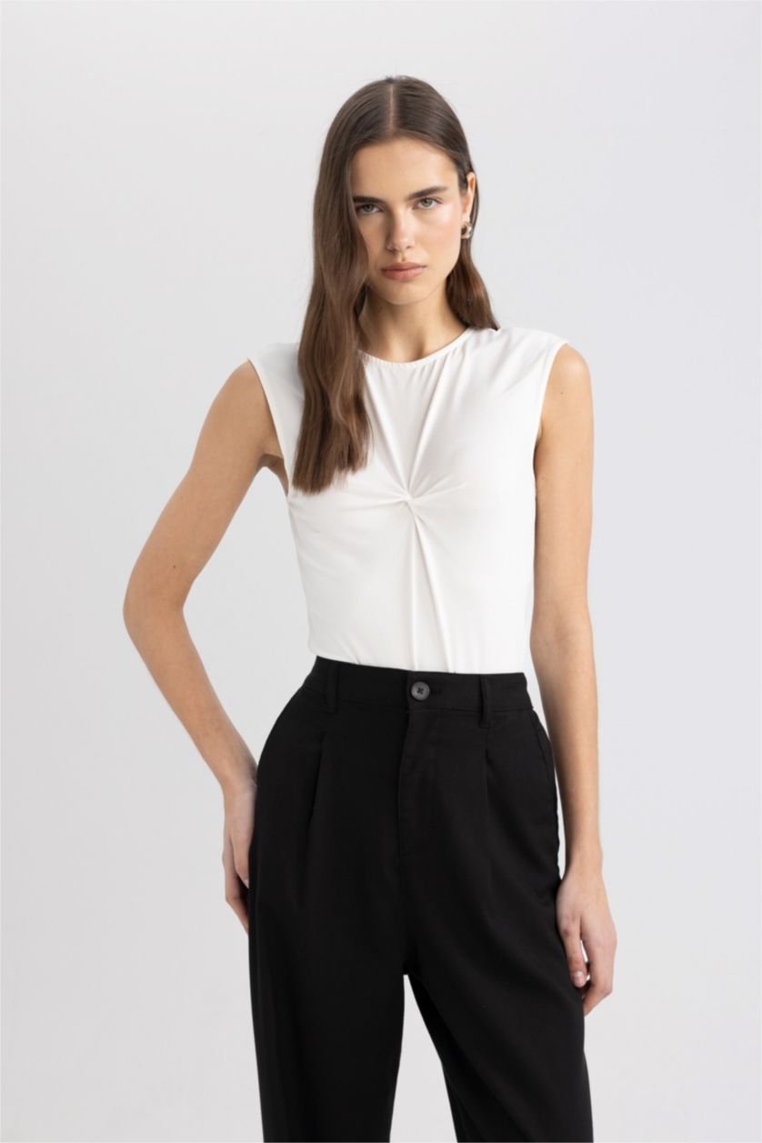 Kadın Ekru Slim Fit Dar Kesim Bisiklet Yaka Vücuda Oturan Kolsuz Çıtçıtlı Body