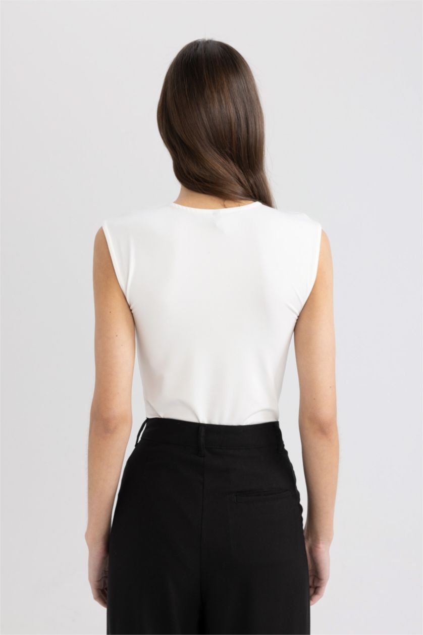 Kadın Ekru Slim Fit Dar Kesim Bisiklet Yaka Vücuda Oturan Kolsuz Çıtçıtlı Body