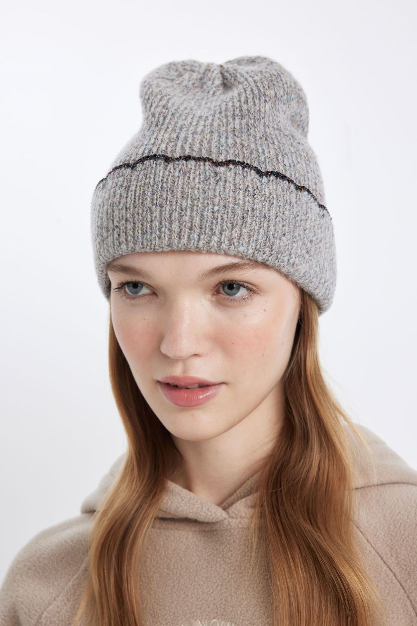 Woman Light Grey Woman Basic Knitted Beanie