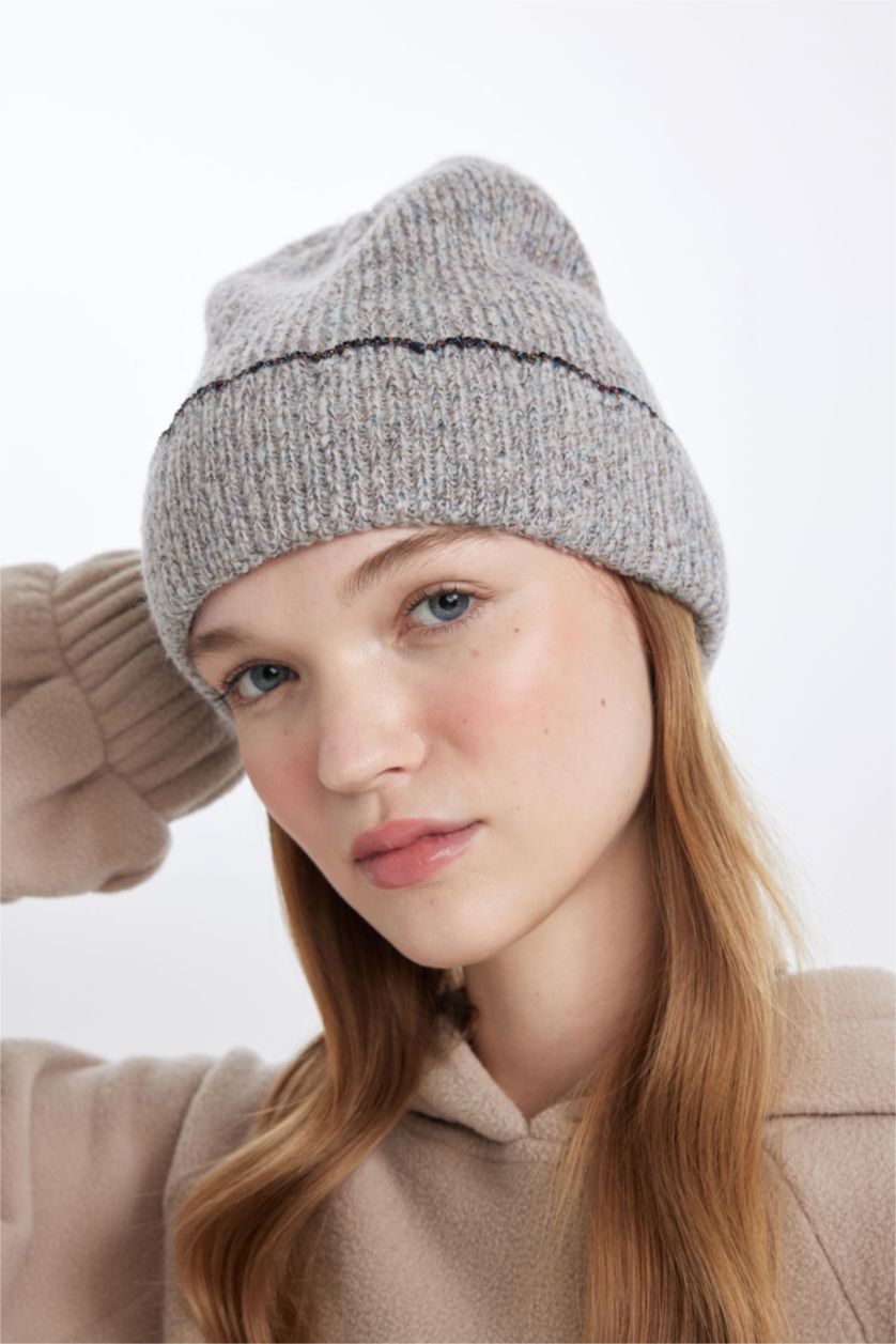 Woman Light Grey Woman Basic Knitted Beanie