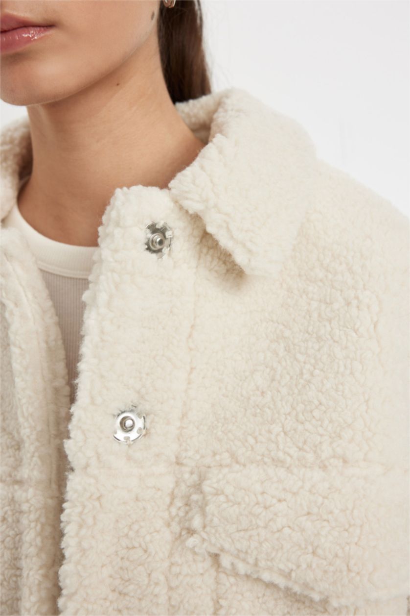 Kadın Ekru Cropped Fit Gömlek Yaka Çıtçıtlı Crop Pelüş Ceket