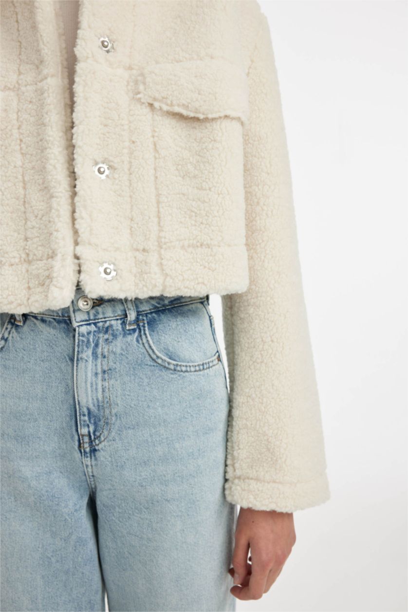 Kadın Ekru Cropped Fit Gömlek Yaka Çıtçıtlı Crop Pelüş Ceket