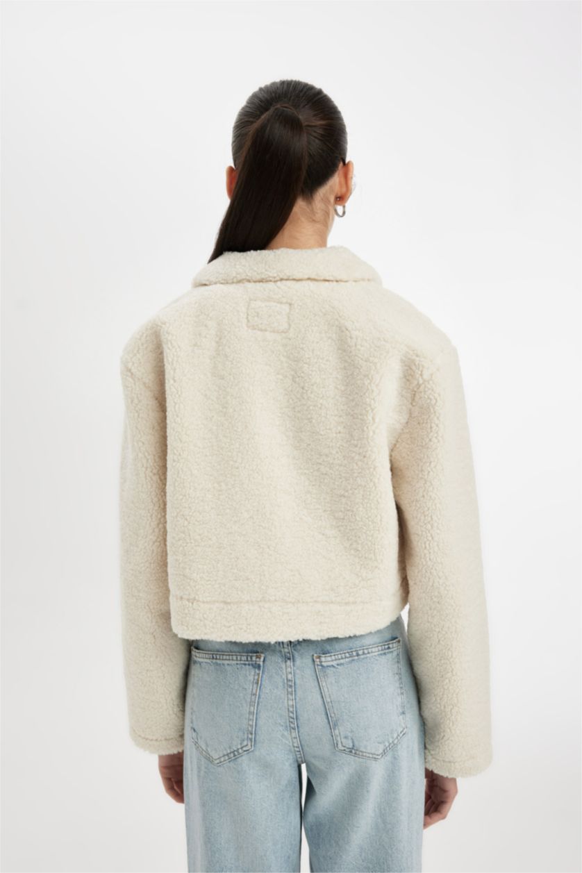Kadın Ekru Cropped Fit Gömlek Yaka Çıtçıtlı Crop Pelüş Ceket