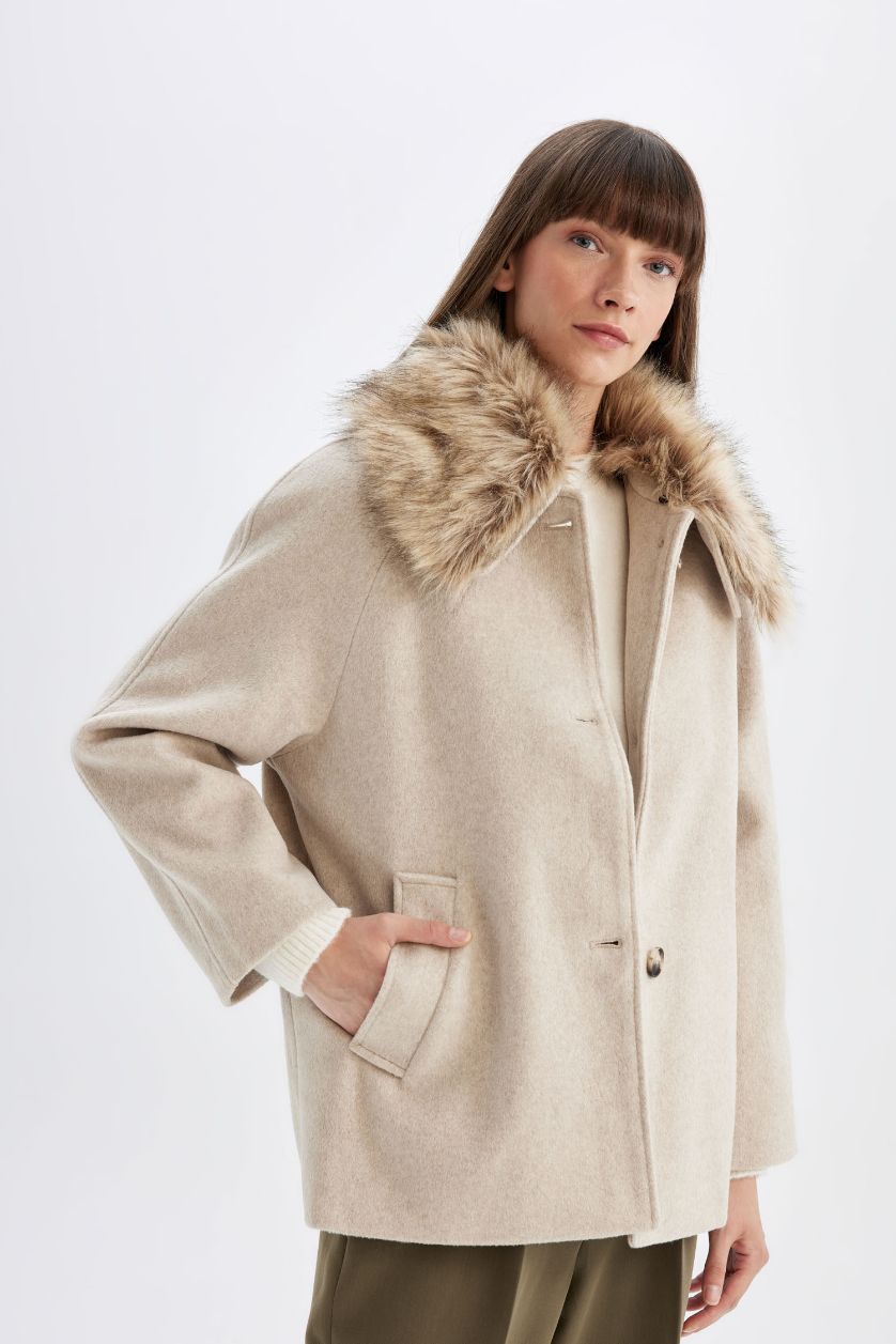 FEMME Beige Manteau court en laine avec col en fausse fourrure amovible à boutons et poches