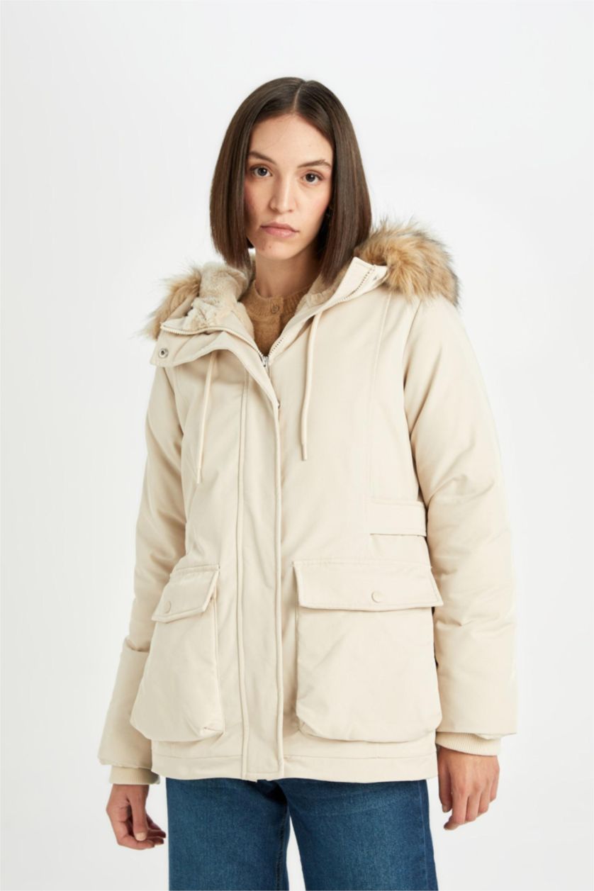 Kadın Ekru Su Geçirmez Mont Parka Kapüşonlu Suni Kürklü Fermuarlı Cepli