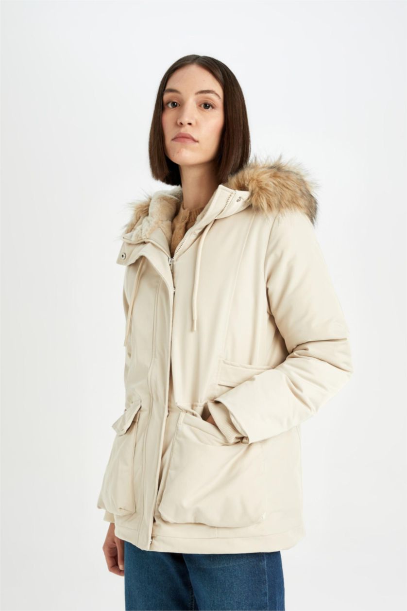 Kadın Ekru Su Geçirmez Mont Parka Kapüşonlu Suni Kürklü Fermuarlı Cepli