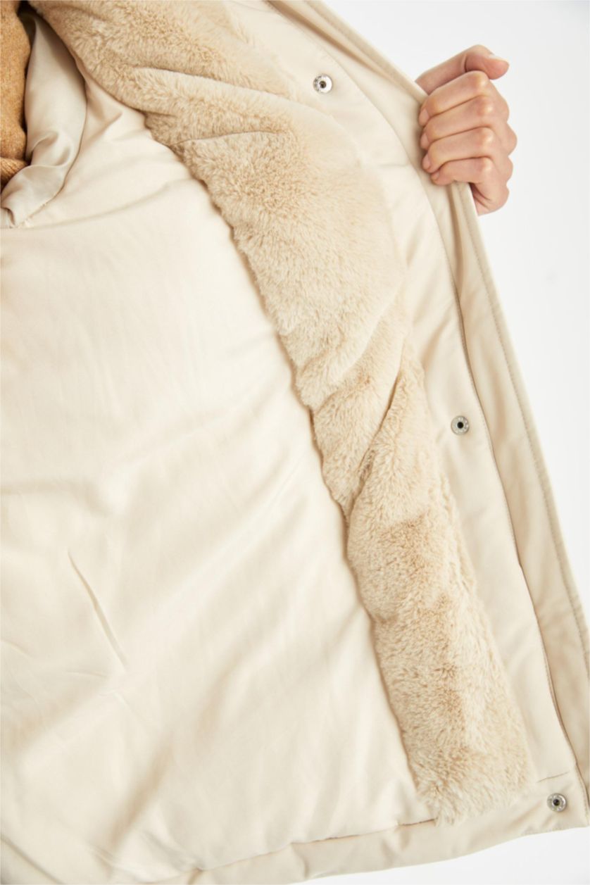 Kadın Ekru Su Geçirmez Mont Parka Kapüşonlu Suni Kürklü Fermuarlı Cepli