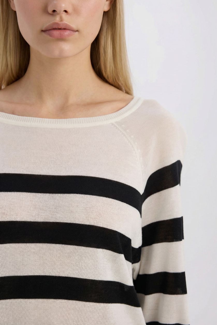 Kadın Ekru Regular Fit Kayık Yaka Çizgili Triko Kazak