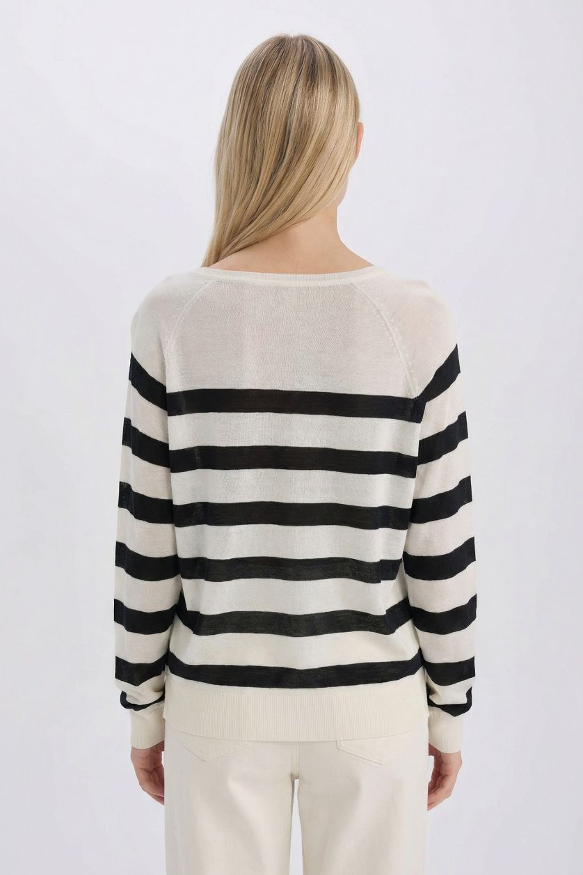 Kadın Ekru Regular Fit Kayık Yaka Çizgili Triko Kazak
