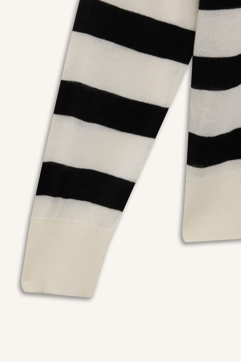 Kadın Ekru Regular Fit Kayık Yaka Çizgili Triko Kazak