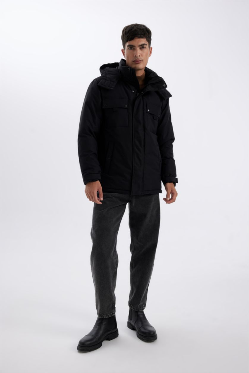 Erkek Siyah Su İtici Regular Fit Çıkarılabilir Kapüşonlu Fermuarlı Cepli Çıtçıt Detaylı Mont