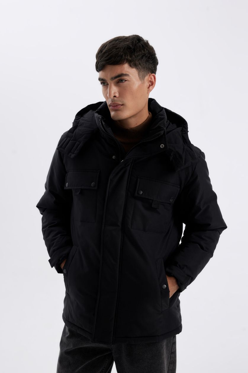 Erkek Siyah Su İtici Regular Fit Çıkarılabilir Kapüşonlu Fermuarlı Cepli Çıtçıt Detaylı Mont