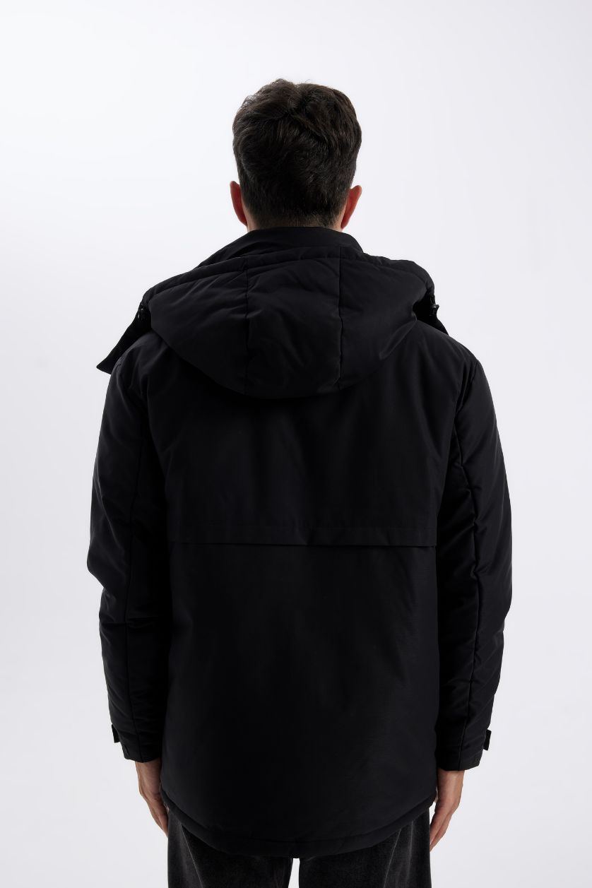 Erkek Siyah Su İtici Regular Fit Çıkarılabilir Kapüşonlu Fermuarlı Cepli Çıtçıt Detaylı Mont
