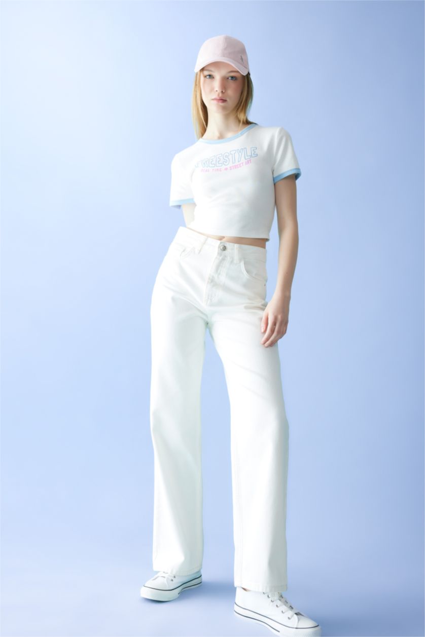 نساء اوف وايت تيشيرت نص كم مضلع سليم فيت برقبة مستديرة