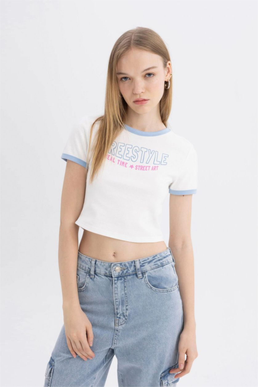 نساء اوف وايت تيشيرت نص كم مضلع سليم فيت برقبة مستديرة