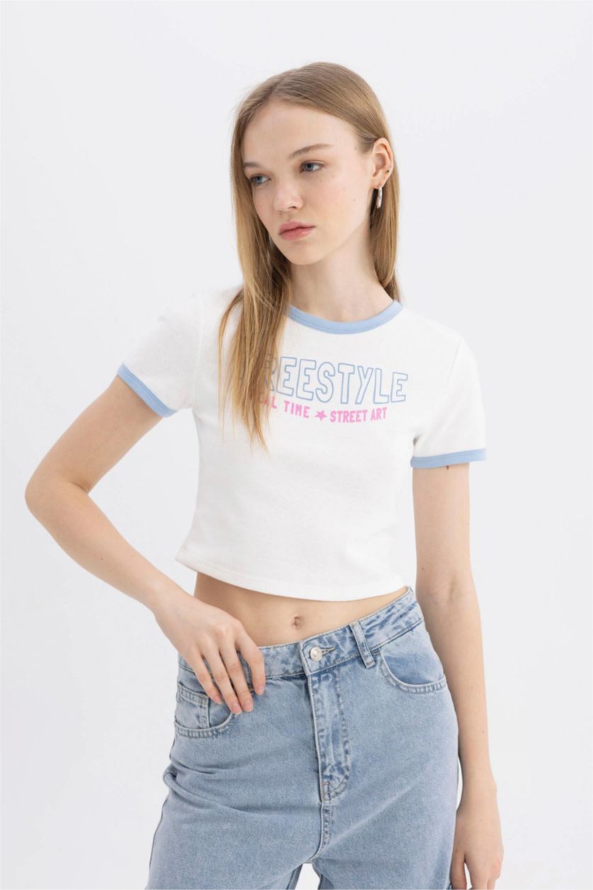 نساء اوف وايت تيشيرت نص كم مضلع سليم فيت برقبة مستديرة