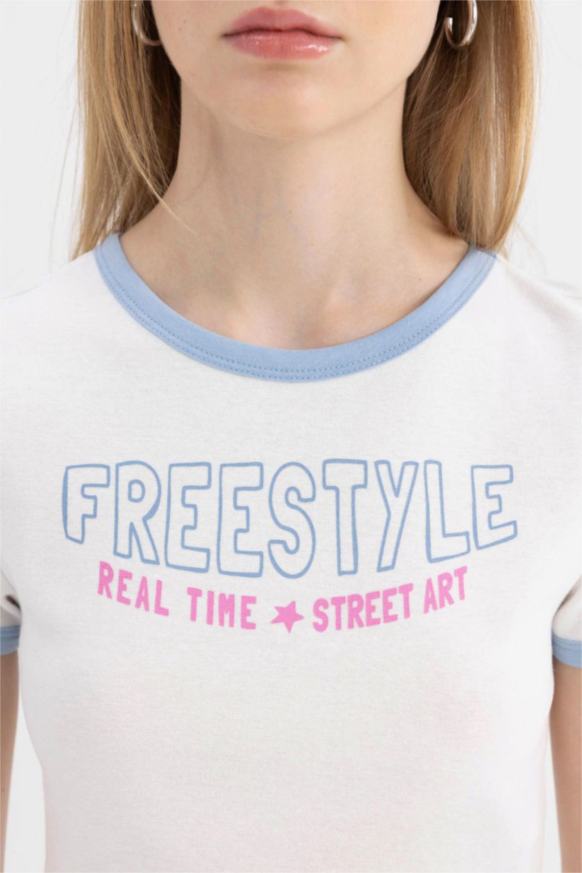 نساء اوف وايت تيشيرت نص كم مضلع سليم فيت برقبة مستديرة