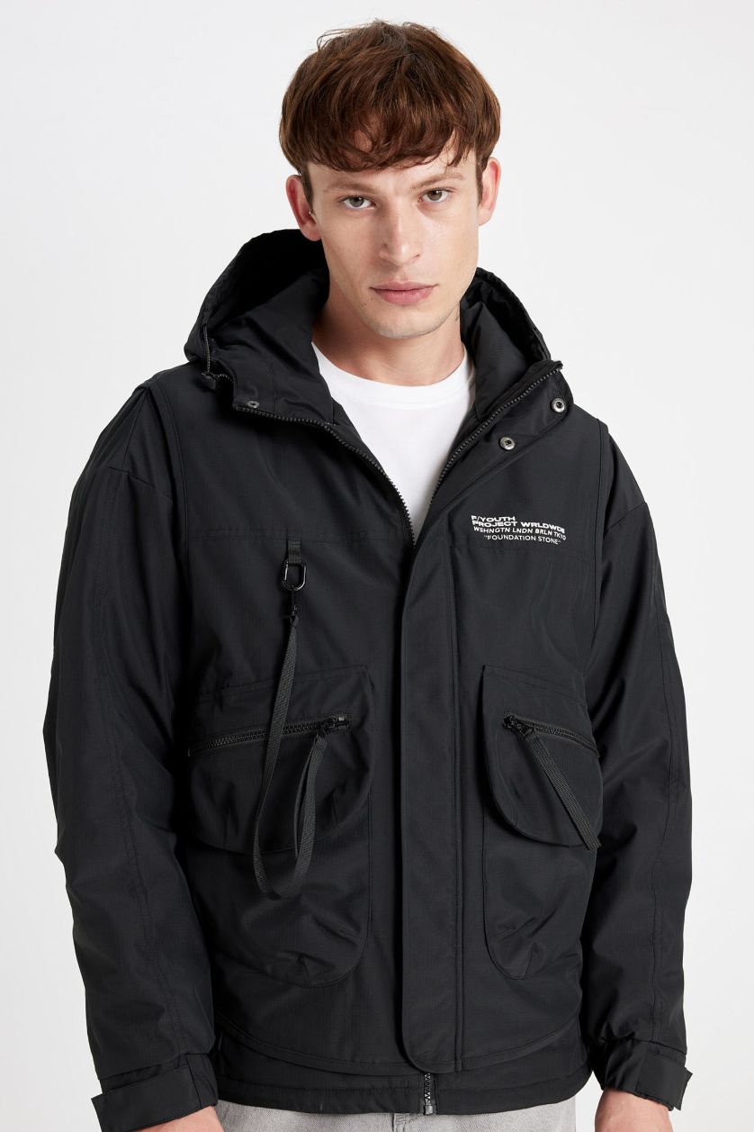 Erkek Siyah Regular Fit Baskı Detaylı Kapüşonlu Fermuarlı Cepli Mont