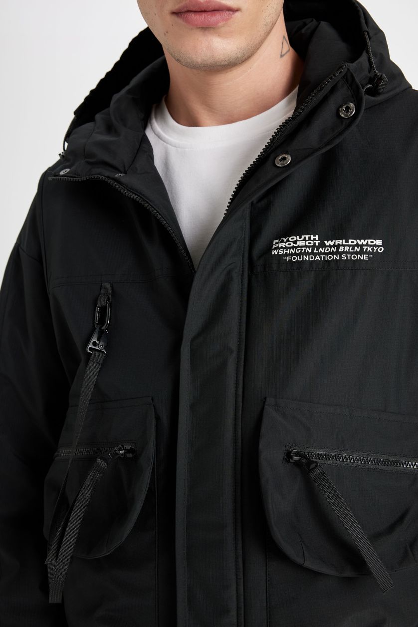 Erkek Siyah Regular Fit Baskı Detaylı Kapüşonlu Fermuarlı Cepli Mont