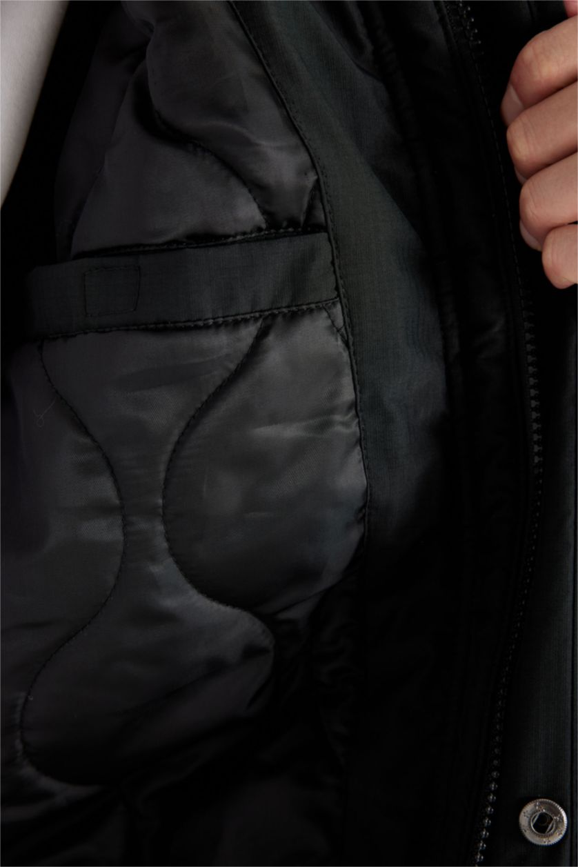 Erkek Siyah Regular Fit Baskı Detaylı Kapüşonlu Fermuarlı Cepli Mont