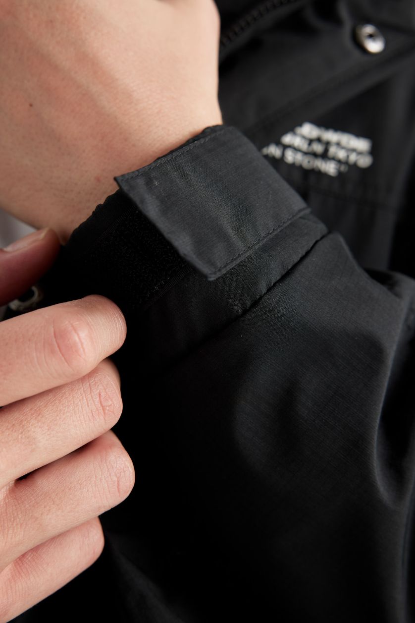 Erkek Siyah Regular Fit Baskı Detaylı Kapüşonlu Fermuarlı Cepli Mont